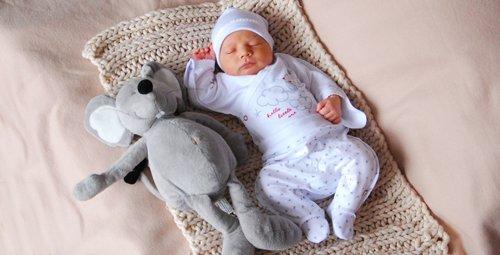 Який одяг потрібен малюку в перший місяць життя?
